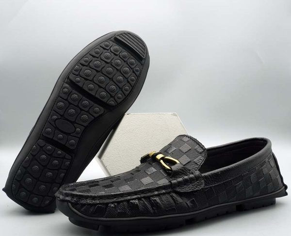 Novi model muških kožnih mokasina sa metalnim ukrasom