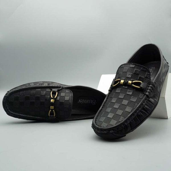 Novi model muških kožnih mokasina sa metalnim ukrasom