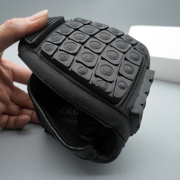 Novi model muških kožnih mokasina sa metalnim ukrasom