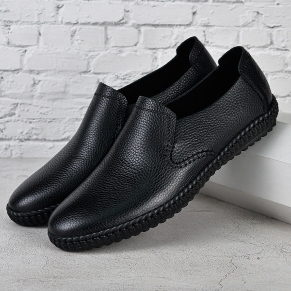 Eko bőrből készült, letisztult férfi mokaszin modell, lapos talppal