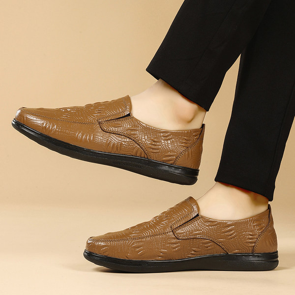 Modern férfi mokaszin lapos talppal, több színben