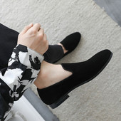 Mūsdienīgi vīriešu smailie kurpes ar zemu kvadrātveida papēdi