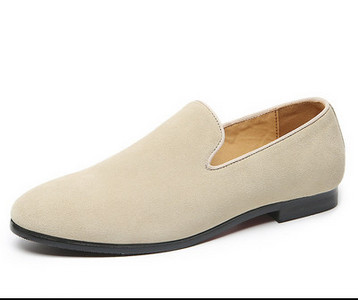 Mūsdienīgi vīriešu smailie kurpes ar zemu kvadrātveida papēdi