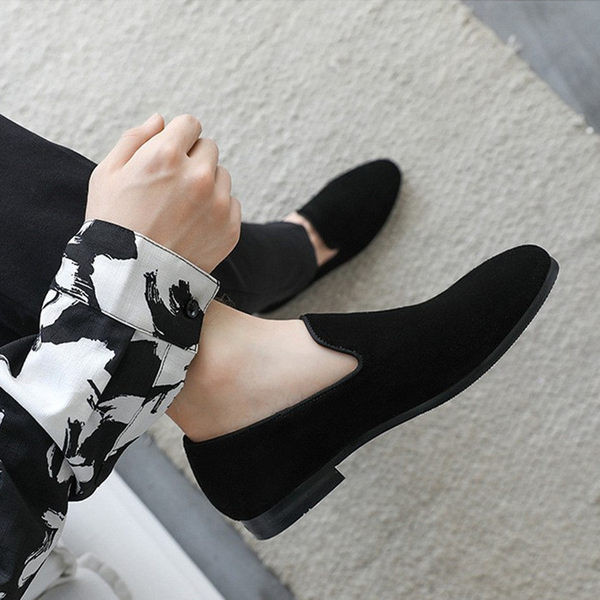 Mūsdienīgi vīriešu smailie kurpes ar zemu kvadrātveida papēdi