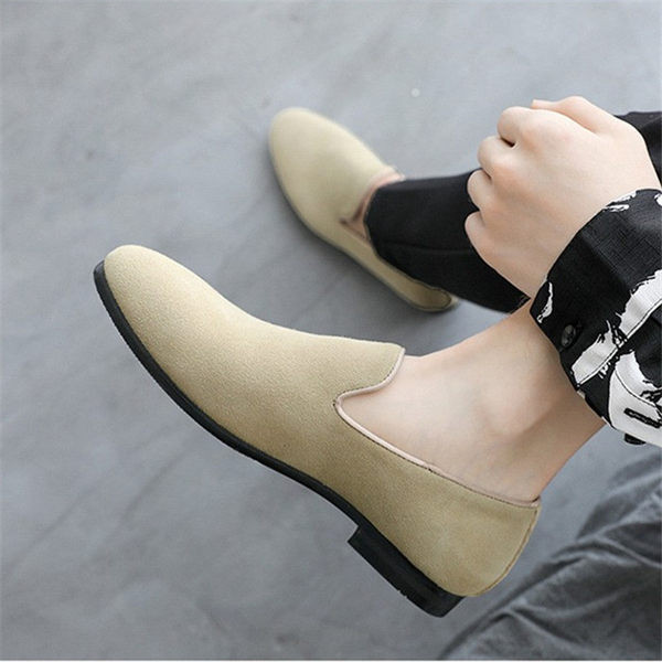 Mūsdienīgi vīriešu smailie kurpes ar zemu kvadrātveida papēdi