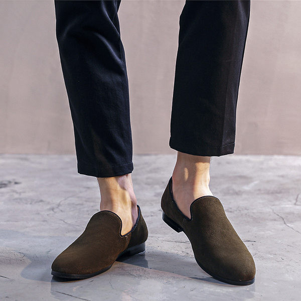 Mūsdienīgi vīriešu smailie kurpes ar zemu kvadrātveida papēdi