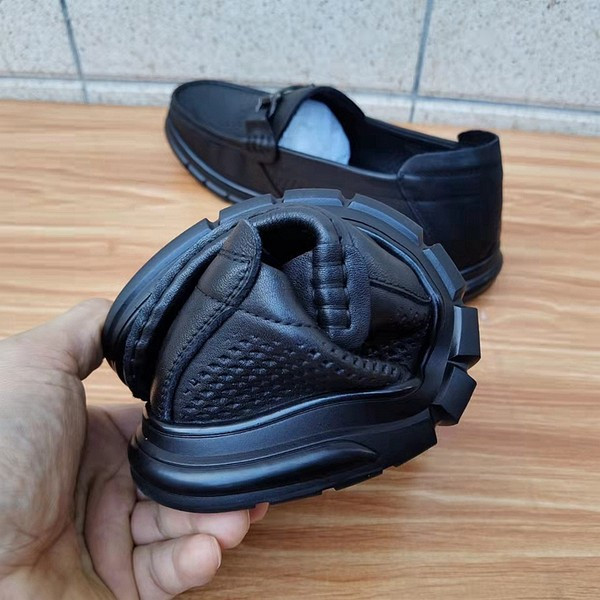 Μοκασίνια που αναπνέουν με μεταλλικά στοιχεία