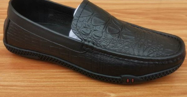 Čisti model muških mokasina od eko kože