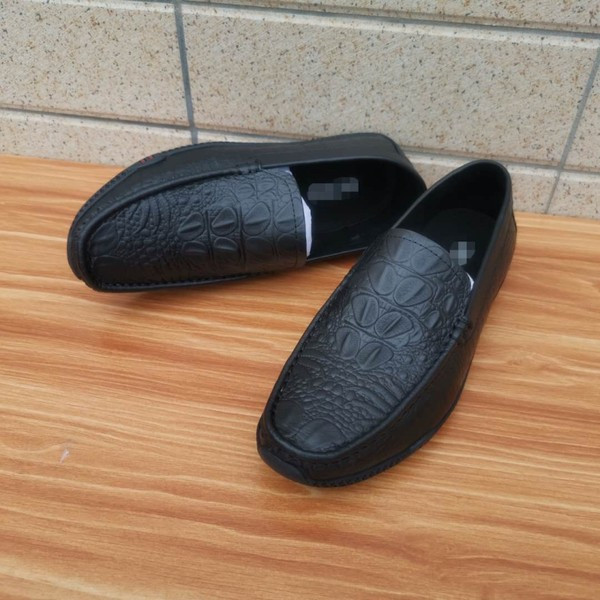 Čisti model muških mokasina od eko kože