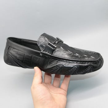 Μοντέρνα loafers με μεταλλικό στοιχείο και επίπεδη σόλα για άνδρες