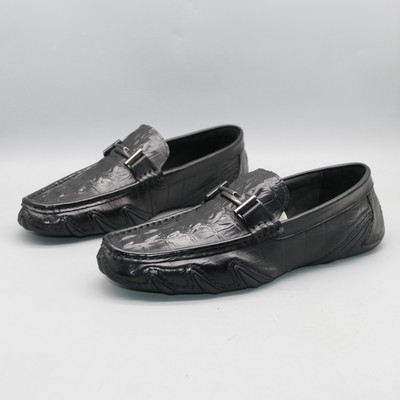 Moderni klaipi vīriešiem ar metāla elementu un plakanu zoli