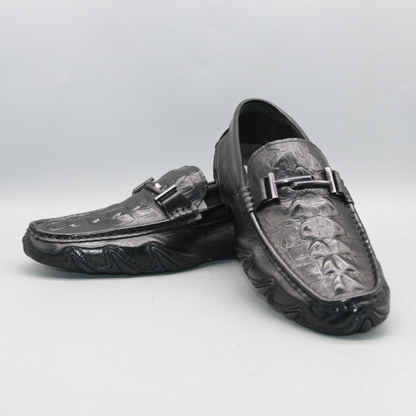 Moderni klaipi vīriešiem ar metāla elementu un plakanu zoli