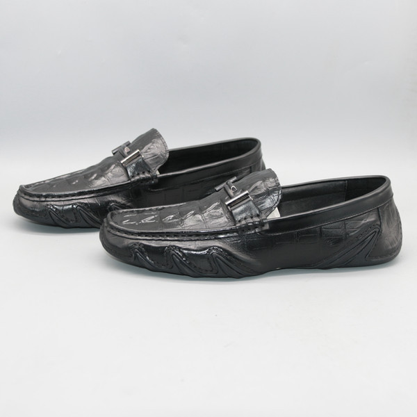 Moderni klaipi vīriešiem ar metāla elementu un plakanu zoli