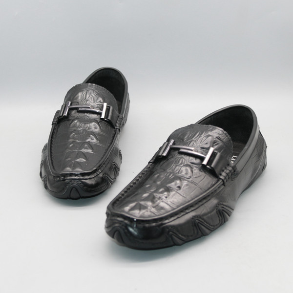 Moderni klaipi vīriešiem ar metāla elementu un plakanu zoli