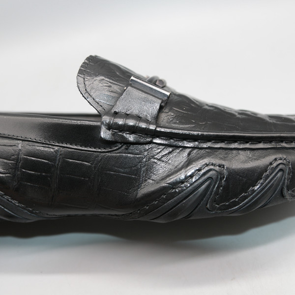 Moderni klaipi vīriešiem ar metāla elementu un plakanu zoli