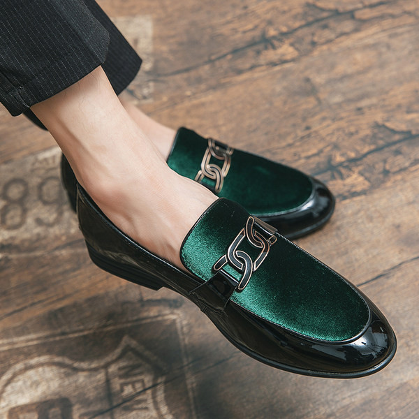 Elegáns férfi naplopó csattal