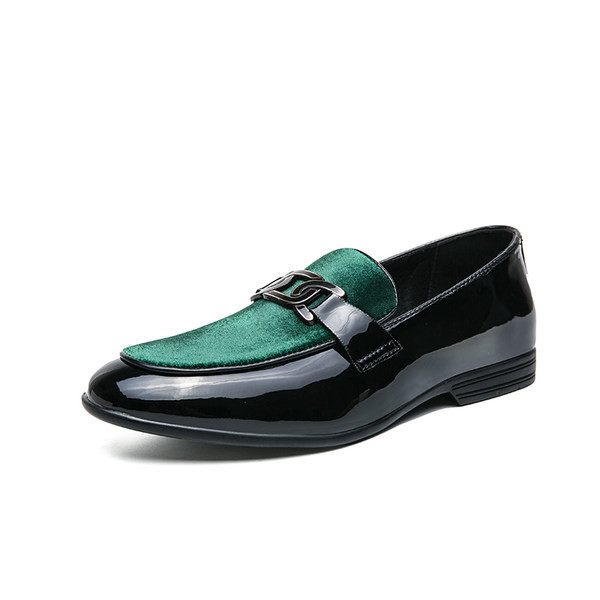 Elegáns férfi naplopó csattal