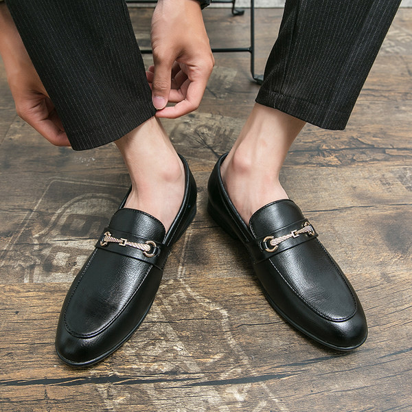 Új férfi mokaszin modell fém díszítéssel - fekete és barna színben