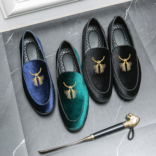 Modes vīriešu kurpes ar smailiem purngaliem ar izšuvumiem