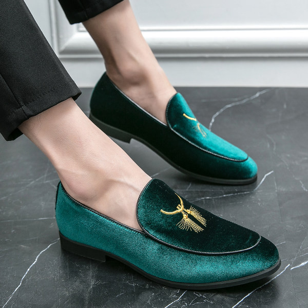 Modes vīriešu kurpes ar smailiem purngaliem ar izšuvumiem