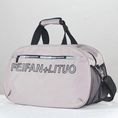 Αθλητική τσάντα με επιγραφή και τσέπη