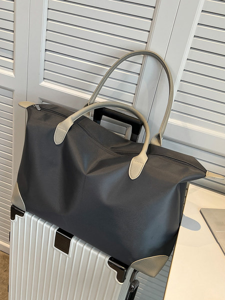 Ceļojumu soma ar lielu iekšējo ietilpību