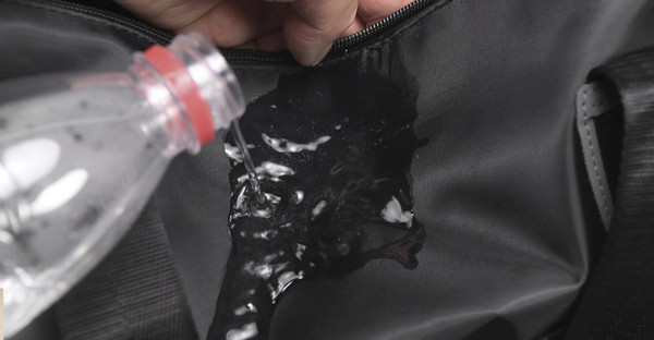 Audekla soma ar priekšējo kabatu un garu rokturi