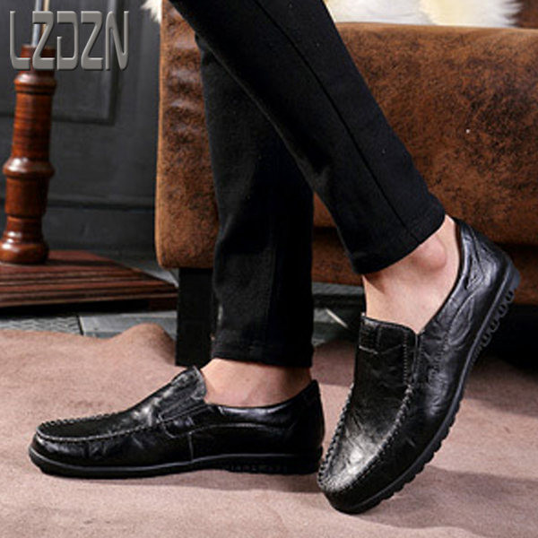 Ανδρικά casual loafers με μεταλλικό λογότυπο