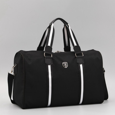 Sportos fekete táska felirattal