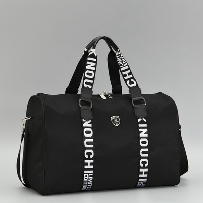 Sportos fekete táska felirattal