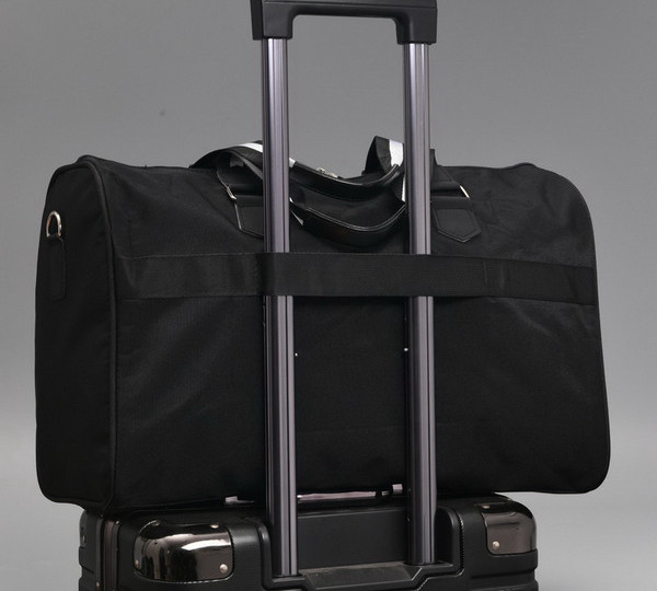 Sportos fekete táska felirattal