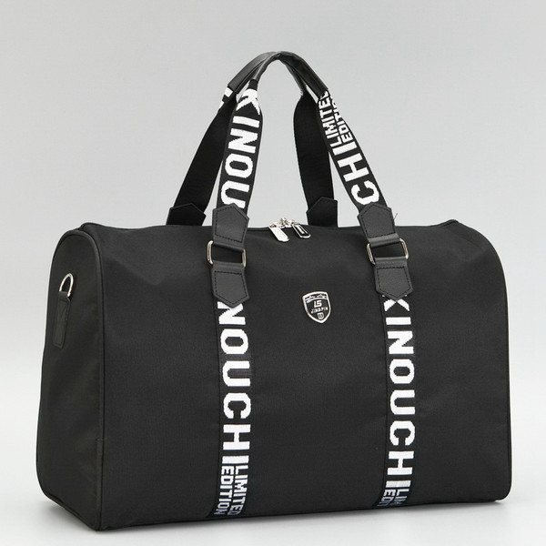Sportos fekete táska felirattal