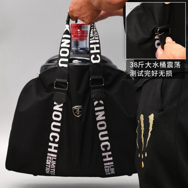 Sportos fekete táska felirattal