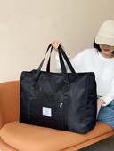 Kézipoggyásztáska külső zsebbel