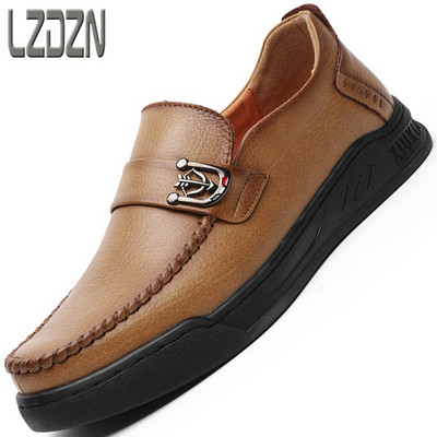 Ανδρικά παπούτσια casual με μεταλλική διακόσμηση