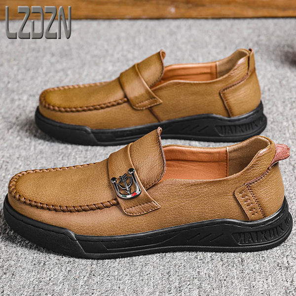 Ανδρικά παπούτσια casual με μεταλλική διακόσμηση