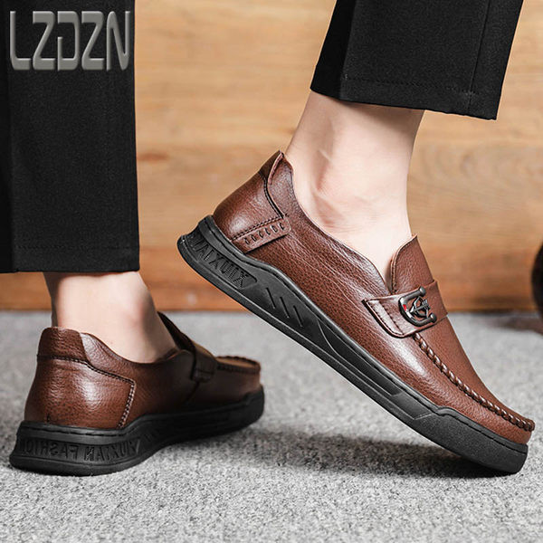 Ανδρικά παπούτσια casual με μεταλλική διακόσμηση