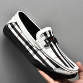 Ανδρικά μοκασίνια καρό μοντέλο με μεταλλικά στοιχεία