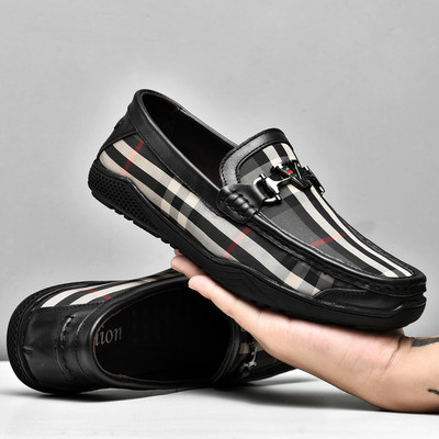 Ανδρικά μοκασίνια καρό μοντέλο με μεταλλικά στοιχεία