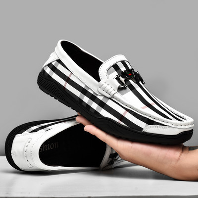 Ανδρικά μοκασίνια καρό μοντέλο με μεταλλικά στοιχεία