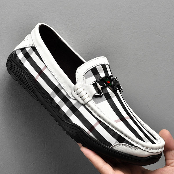 Ανδρικά μοκασίνια καρό μοντέλο με μεταλλικά στοιχεία