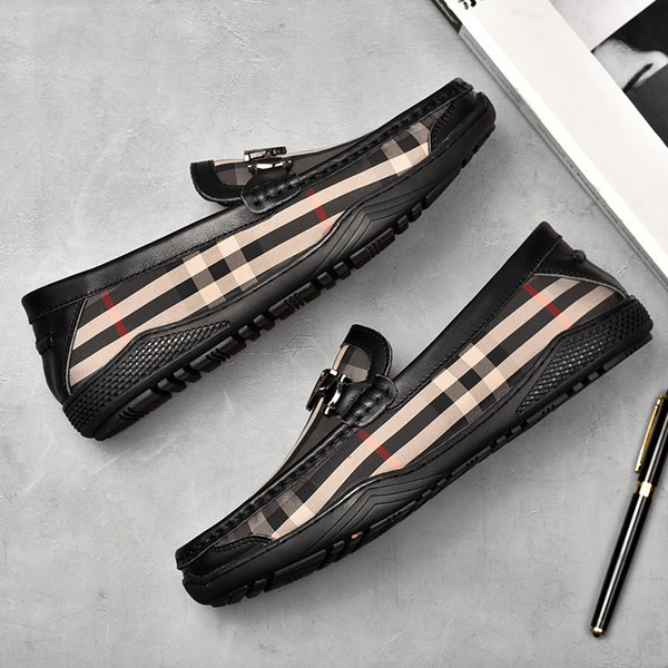 Ανδρικά μοκασίνια καρό μοντέλο με μεταλλικά στοιχεία