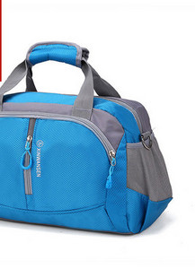 Sporta ceļojumu soma ar uzrakstu