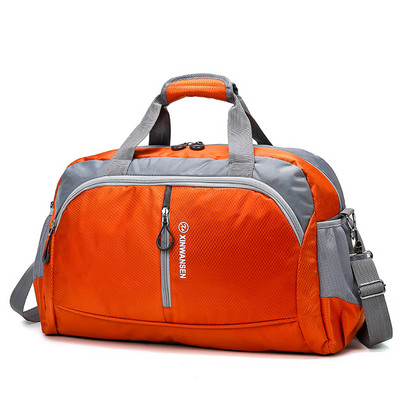 Sporta ceļojumu soma ar uzrakstu