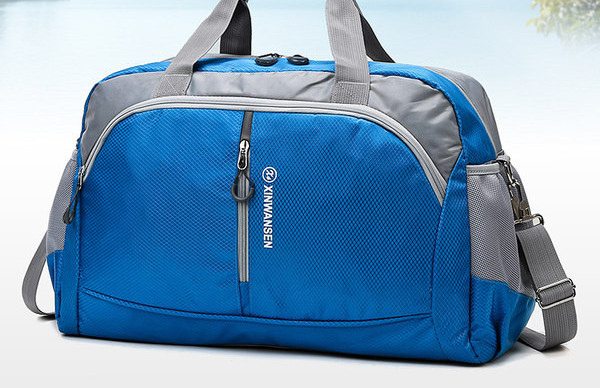 Sporta ceļojumu soma ar uzrakstu