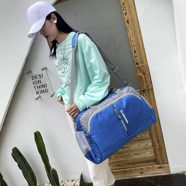 Sporta ceļojumu soma ar uzrakstu