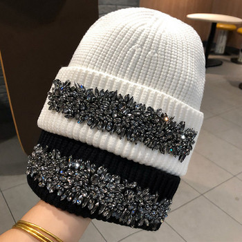 Γυναικείο πλεκτό καπέλο με πέτρες - λευκό και μαύρο χρώμα
