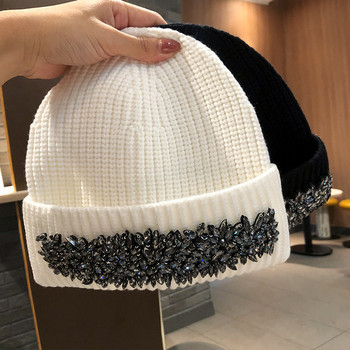 Γυναικείο πλεκτό καπέλο με πέτρες - λευκό και μαύρο χρώμα