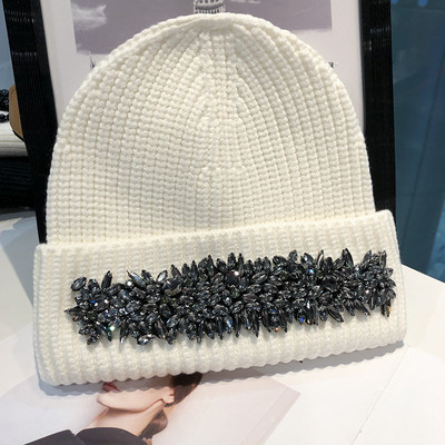 Sieviešu adīta cepure ar akmeņiem - baltā un melnā krāsā