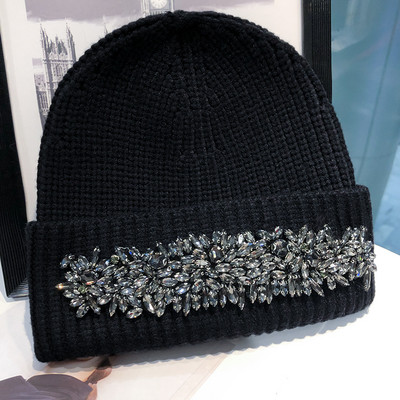 Sieviešu adīta cepure ar akmeņiem - baltā un melnā krāsā